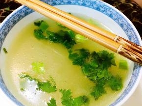 肉吃的差不多了，就开始喝汤了，热热的羊肉汤，撒上新鲜的葱末，香菜末，再来点盐，泡上饼，味道绝对不输陕西的羊肉泡馍。