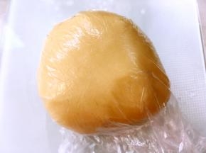 之后将面团装入保鲜袋，冰箱冷藏备用