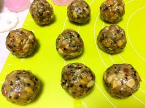 将做好的伍仁馅分成18份，每份35克，剩下的伍仁馅可以冰箱冷藏，不急着吃可以冷冻