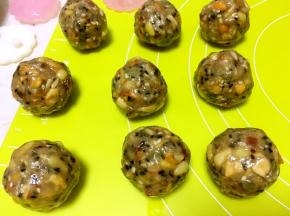 将做好的伍仁馅分成18份，每份35克，剩下的伍仁馅可以冰箱冷藏，不急着吃可以冷冻