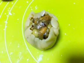 用手一点点推捏面团，收好收口