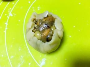 用手一点点推捏面团，收好收口