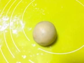 手上沾点玉米淀粉搓圆，如果有气泡，可以用牙签扎破，之后再将面团压紧，排出气泡
