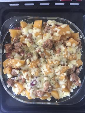 烤箱事先预热180度，送入烤箱烘烤30分钟，看表面芝士烤得微黄那可出炉！