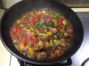 排骨切块焯水，下油锅煸炒一下，加入洋葱块炒出香味，依次加入土豆块、胡萝卜块和苹果块后再煸炒小会儿，再依次加入糖、料酒、少许醋和适量生抽煸炒一下，加入开水（刚没入料即可），盖上锅盖大火烧开后转中小火焖煮15分钟左右，汤汁收到1/3即可。