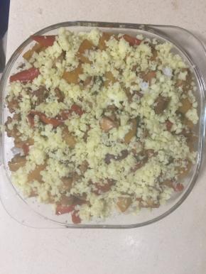 米饭事先焖好（米饭粒要少份偏干些）舀入烘烤盘中，将锅中排骨在汤汁一起倒入米饭中拌匀后，撒上芝士碎（多少适个人喜欢）我撒得比较多！