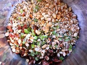 盆内倒入切碎干果材料