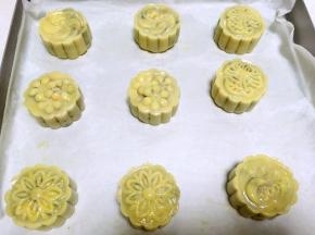 在月饼表层刷上一层薄薄的蛋黄液，之后入烤箱190度烤5分钟