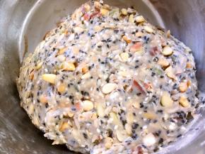 加入花生油跟炒熟的面粉，一起搅拌均匀成团