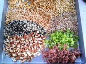 烤箱预热170度，除奇异果干跟山楂条外的所有馅料分别烤5至10分钟，杏仁跟松子是熟的，可以不用烤，之后将材料切碎