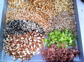 烤箱预热170度，除奇异果干跟山楂条外的所有馅料分别烤5至10分钟，杏仁跟松子是熟的，可以不用烤，之后将材料切碎