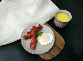 配上糖心蛋，热狗开始享用吧！