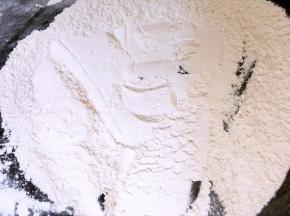 现在开始做伍仁馅，将糯米粉跟低筋面粉用锅炒熟，颜色变得微黄即可