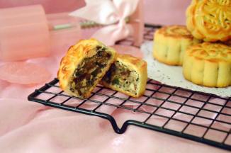 刚烤好的月饼皮比较硬，回油两天就会变软，不过刚出炉的月饼也很好吃