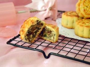 刚烤好的月饼皮比较硬，回油两天就会变软，不过刚出炉的月饼也很好吃