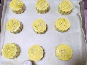 5分钟后取出月饼，再用同样的方法薄薄的刷上一层蛋黄液，之后入烤箱180度烤15分钟