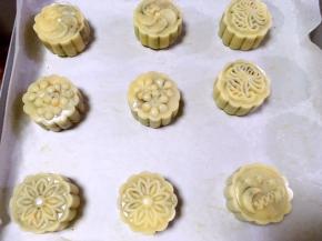 月饼全部包好后，用盆水壶喷点水，静置10分钟，之后烤箱预热190度