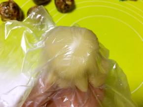 包裹上五仁馅，之后轻轻扯点保鲜膜