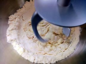 把做好的波兰种放入厨师机里，再把主面团除黄油以外的全部材料一起放入厨师机里，揉到面团光滑放入软化好的黄油继续揉。