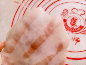 揉出手膜，团好面团盖保鲜膜进行一发（温度不要超过28度）大概40分钟左右（冬天时间会长一点）。