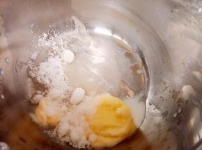 趁面团发酵的时间做椰蓉馅：牛奶、黄油、砂糖放小奶锅小火加热至融化均匀关火。