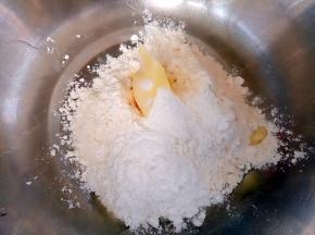 酥粒：低筋面粉、黄油、糖粉放入干净的小碗里。
