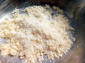 用手搓成细小的粒状备用。