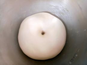 面团发至2倍大，手指粘面粉在面团中间戳个洞，不回缩不塌陷证明已经发酵好了。