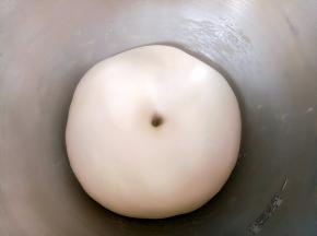 面团发至2倍大，手指粘面粉在面团中间戳个洞，不回缩不塌陷证明已经发酵好了。