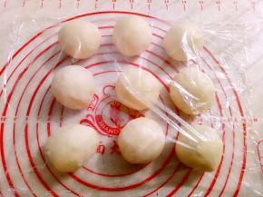 取出面团排气后，平均分成9份，滚圆盖保鲜松弛20分钟。