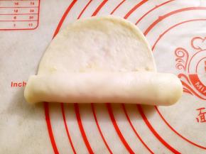 从下往上卷起，卷至空余处停下。