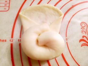 把卷好的两头向中间对折。用空余处的面，把卷好的部分包住。