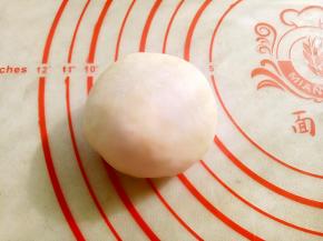 团成圆形，剩下的8个面团依次这样做好，放入阳晨九连布朗尼模具里。盖保鲜膜进行二发，温度不要超过38度（50分钟左右）发至2倍大即可。