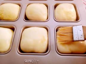 烤箱180度预热（10分钟），表面刷一层蛋液。