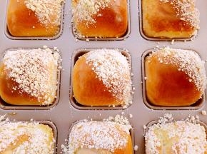 放入已经预热好的烤箱里180度中下层烤18分钟，出炉。