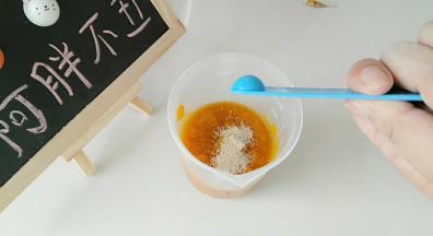 约175ml左右都南瓜泥，等到温热的时候，放入5克酵母，并搅拌酵母融化。