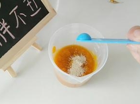 约175ml左右都南瓜泥，等到温热的时候，放入5克酵母，并搅拌酵母融化。
