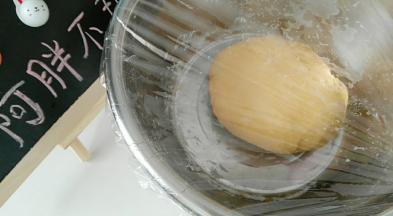 然后盖上保鲜膜发酵，冬季需要放到温暖处发酵，比如锅里烧点温水，把面盆做上去，盖上锅盖就行了。