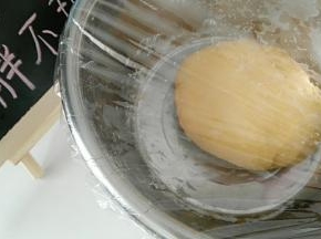 然后盖上保鲜膜发酵，冬季需要放到温暖处发酵，比如锅里烧点温水，把面盆做上去，盖上锅盖就行了。