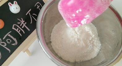 取出约435克的普通中筋小麦粉。