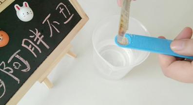 然后再取出约150ml左右的水（冬季需要30℃左右的温水），倒入3克（冬季5克）酵母，并搅拌融化。