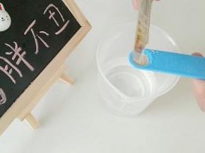 然后再取出约150ml左右的水（冬季需要30℃左右的温水），倒入3克（冬季5克）酵母，并搅拌融化。