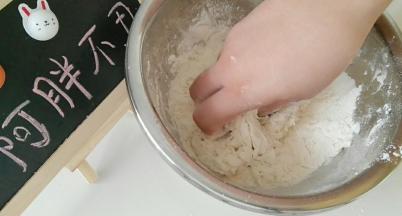 倒入面盆里，搅拌成絮状，然后揉捏到一起。