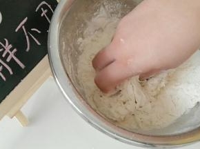 倒入面盆里，搅拌成絮状，然后揉捏到一起。