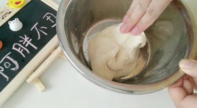 揉光滑，面光盆光手光，即可。