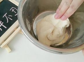 揉光滑，面光盆光手光，即可。