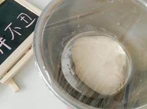 盖上保鲜膜发酵，冬季需温暖处发酵。例如，锅里烧点温水，把面盆放锅里，盖上锅盖即可。