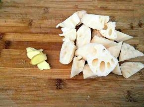 莲藕切块，姜切片。