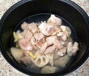 加入没过食材的清水