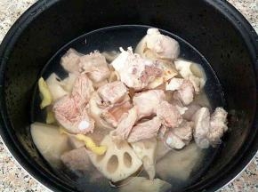 加入没过食材的清水